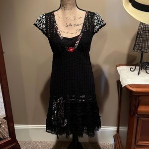FREE PEOPLE WOMENS BLACK LACE DRESS IN SZ 6…GENTLY WORN…INCLUDED UNDER SLIP!!!